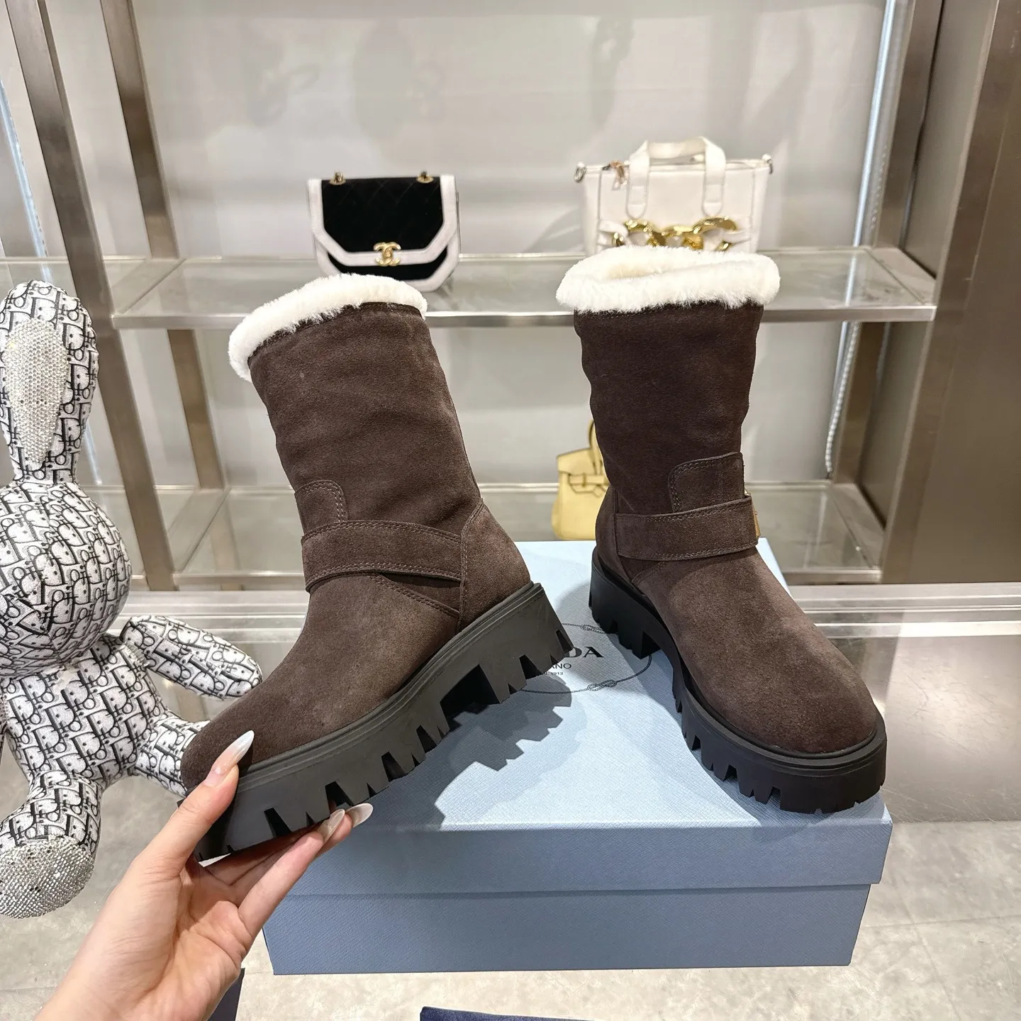👟👟Ex-factory price 700👟👟 🔥Heavyweight🔥4050 Prada/PRADA autumn and winter snow boots counter new thick-soled anti-ski boots warm wool short boots, the same style as PRADA autumn and winter T-stage catwalk catwalk celebrity stars, original 1:1 replica, high-quality quality! The top version is comfortable on the feet and makes you look slimmer, elegant and intellectual! It is a rare pair of comfortable and warm casual snow boots! ❶Fabric: High mercerized cow suede/first layer cowhide ❷Lining: %100 pure wool imported from Australia ❸Feet: %100 pure wool imported from Australia ❹Outsole: Original TPU foam bottom Four-color women's sizes: 36–42. Complete packaging, with certified pure cotton bag after-sales service card.